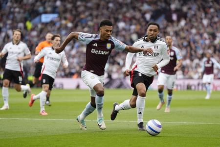 Hráč Aston Villy Ollie Watkins (uprostred) a hráč Fulhamu Kenny Tete bojujú o loptu vo futbalovom zápase anglickej Premier League medzi Aston Villou a Fulhamom vo Villa Parku v Birminghame v sobotu 3. mája 2025.