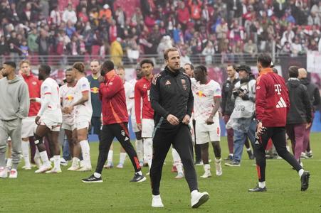 Futbalista Bayernu Mníchov Harry Kane prichádza na ihrisko po prehre v zápase 32. kola nemeckej Bundesligy RB Lipsko - Bayern Mníchov v Lipsku. FOTO TASR/AP