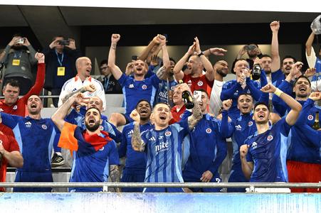 Na snímke hráči Slovana sa tešia zo zisku rekordného pätnásteho titulu v najvyššej slovenskej futbalovej súťaži.