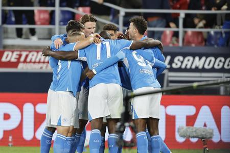Hráč Neapola Frank Anguissa sa raduje z gólu so spoluhráčmi, vľavo slovenský futbalista Stanislav Lobotka počas zápasu 31. kola talianskej Serie A FC Bologna - SSC Neapol v Bologni 7. apríla 2025.