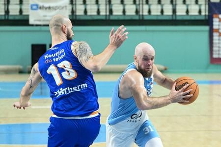 Na snímke zľava Viktor Juríček (Spišský Rytieri) a Oleksandr Belikov (Blue Wings) v zápase 12. kola Tipos SBL v basketbale mužov medzi Nitra Blue Wings.