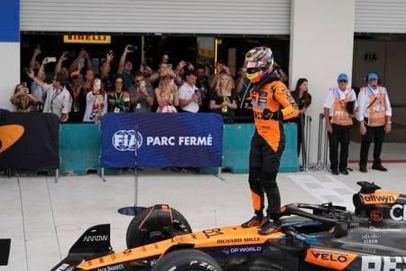 Piastri vyhral tretíkrát v rade, v Miami ho na pódiu doplnili Norris s Russellom, taktické zaváhania vo Ferrari