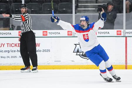 Ján Chovan oslavuje jeden zo svojich gólov na MS do 18 rokov.