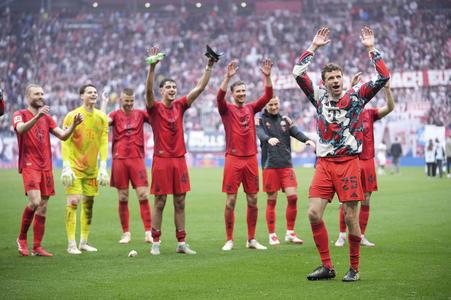 Hráči Bayernu sa tešia z titulu spolu s fanúšikmi.