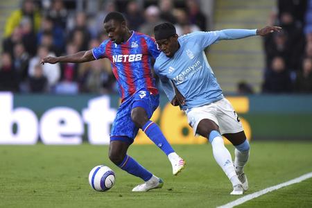 Tyrick Mitchell (vľavo) z Crystal Palace v súboji s hráčom Nottinghamu  Anthonym Elangom.