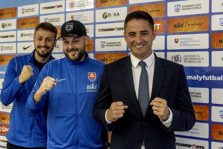 Kapitán Jaroslav Repa, tréner Peter Barnišin aj prezident SZMF Peter Králik sú odhodlaní vybojovať pre Slovensku prvú medailu na scéne majstrovstiev sveta. 