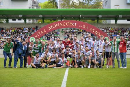 Futbalisti Tatrana Prešov s trofejou pre víťaza Monacobet ligy