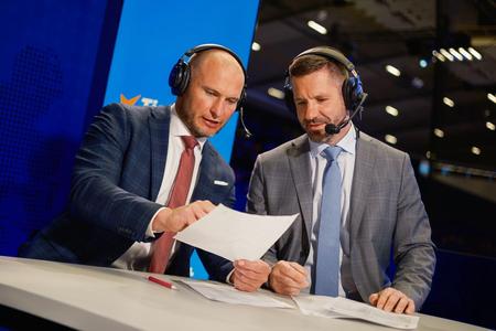 Tomáš Surový (vľavo) a Rastislav Pavlikovský v štúdiu TV JOJ