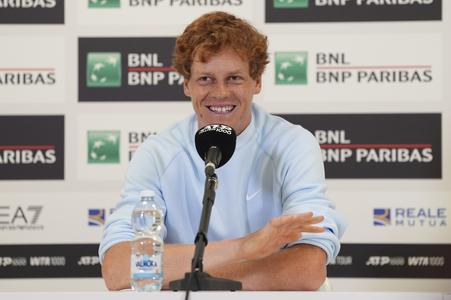 Taliansky tenista Jannik Sinner počas tlačovej konferencie v rámci tenisového turnaja ATP Maters 1000 v Ríme 2025.