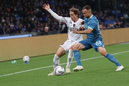 Slovenský hráč Neapolu Stanislav Lobotka (vpravo) v akcii počas zápasu talianskej ligy Serie A SSC Neapol - Empoli FC.