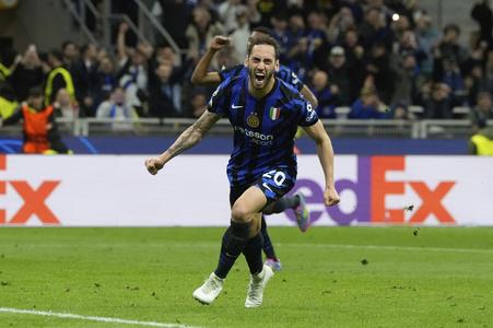 Hráč Interu Miláno Hakan Calhanoglu sa raduje z gólu z penalty počas semifinále Ligy majstrov Inter Miláno - FC Barcelona.