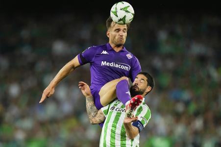 Marin Pongračič z Fiorentin (hore) v súboji s Iscom z Betisu Sevilla.