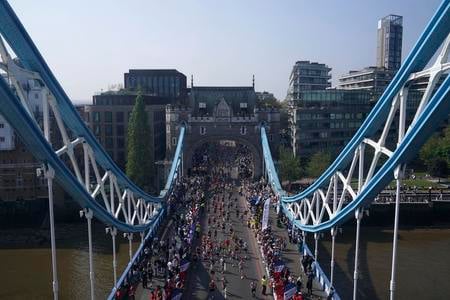Bežci počas Londýnskeho maratónu bežia cez most Tower Bridge