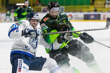 Na snímke sprava Rastislav Dej (Žilina) a Peter Kundrik (Poprad).