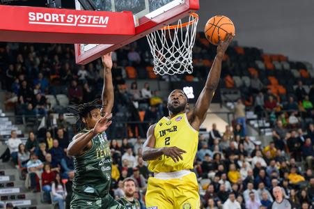 Na snímke zľava Karl Wiliam Gamble JR (Patrioti) a Dontay Latrai Caruthers (Inter).