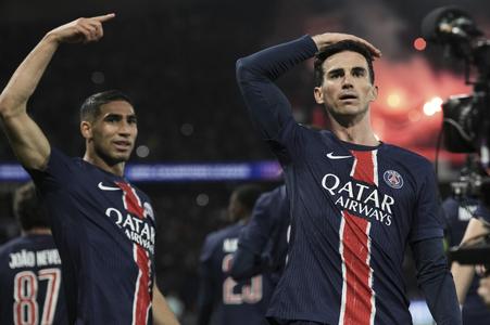 Hráči PSG Fabian Ruiz (vpravo) a Achraf Hakimi sa radujú z gólu.