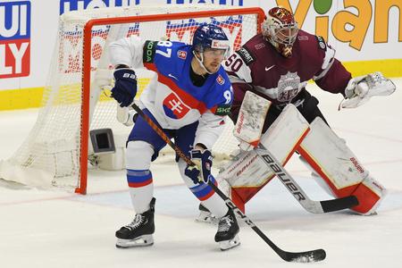 Na snímke zľava Pavol Regenda (Slovensko) a brankár Kristers Gudlevskis (Lotyšsko) počas MS v hokeji 2024.