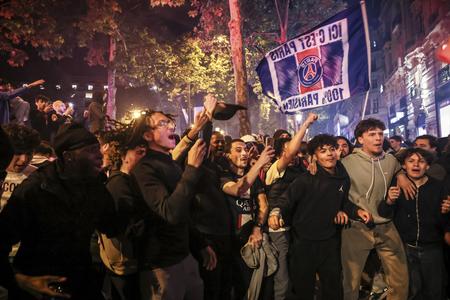 Fanúšikovia PSG oslavujú postup svojho tímu do finále Ligy majstrov.