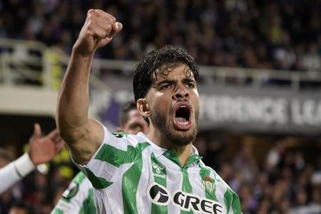 Abde Ezzalzuoli z Betisu Sevilla sa teší z gólu, ktorý zabezpečil Seville postup do finále.