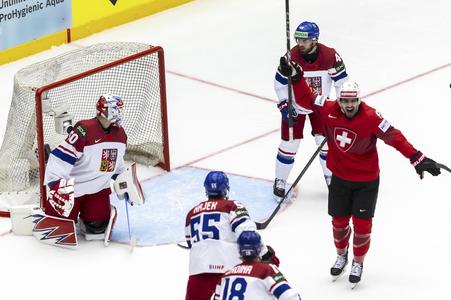 Švajčiarsky hráč Damien Riat  (vpravo) oslavuje po tom, ako strelil gól v úvodnom zápase B-skupiny Švajčiarsko - Česko na MS 2025 v hokeji.