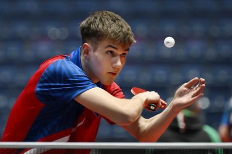 Na snímke Samuel Palušek (Slovensko) odvracia úder Rafaela Konga (Potugalsko) v zápase úvodného kola 1. skupiny mužskej dvojhry na ME hráčov do 21 rokov v stolnom tenise v Bratislave.