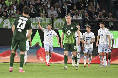 Hráč Hoffenheimu Pavel Kadeřábek (uprostred) oslavuje po tom, ako skóroval do bránky Wolfsburgu.
