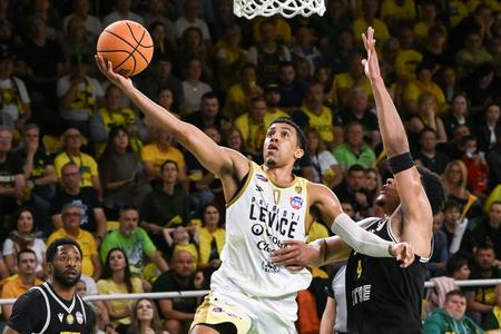 Levický D´mitrik Trice (s loptou) zakončuje stíhaný interistom Dontayom Caruthersom.