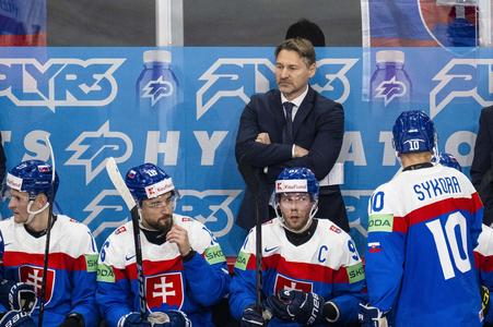 Slovenskí  hokejisti po prehre so Švédskom.
