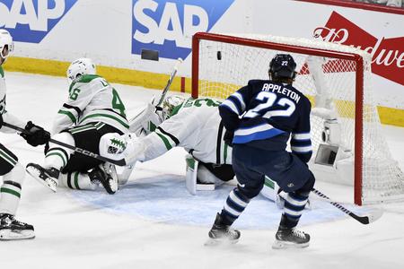 Adam Lowry z Winnipegu strieľa gól do siete Dallasu.