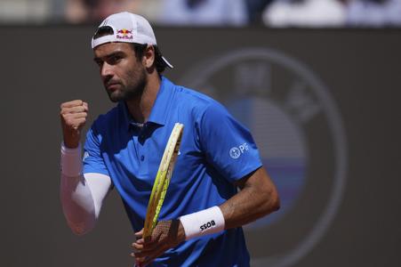 Na snímke taliansky tenista Matteo Berrettini reaguje v 2. kole dvojhry proti Britovi Jacobovi Fearnleymu na turnaji ATP Masters 1000 v Ríme.