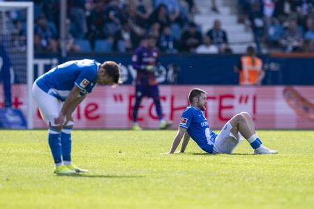 Slovenský futbalista Matúš Bero (vpravo) z Bochumu a jeho spoluhráč Felix Passlack sú sklamaní po zápase.