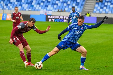 Filip Mielke (Podbrezová) a Danylo Ignatenko (Slovan).