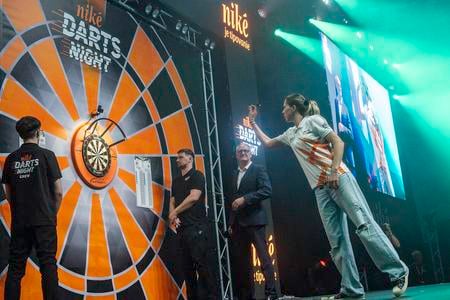 Lyžiarka Petra Vlhová sa sústredí na hod počas Niké Darts Night 2025