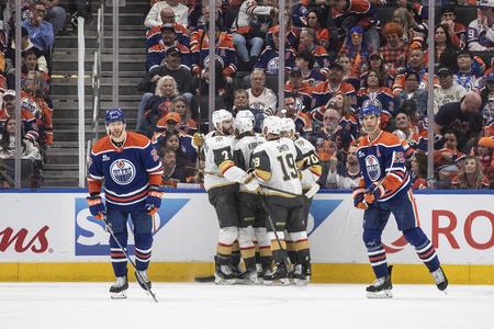 Hráči Vegas Golden Knights sa tešia z gólu v zápase proti Edmontonu.