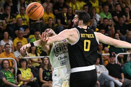 Vo finále sa ide na doraz: tvrdý súboj levického D´mitrika Trica (v bielom drese) s interistom Trentom Buttrickom.