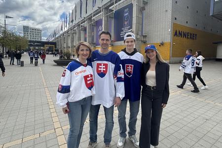 Mama Samuela Honzeka Monika, otec Martin, brat Matej a priateľka Julia pred Avicii Arénou.