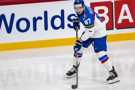 Na snímke hokejový reprezentant SR Pavol Regenda počas rozcvičky pred zápasom základnej A- skupiny Slovensko - Slovinsko na 88. majstrovstvách sveta v ľadovom hokeji v Štokholme.