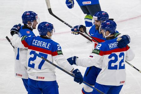 Slovenskí hokejisti sa tešia z gólu proti Slovinsku na MS v hokeji.