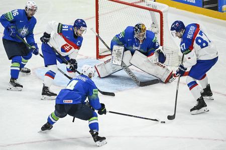 Pavol Regenda s pukom pred slovinskou bránkou.