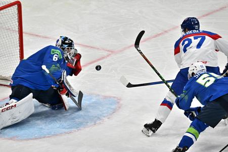 Na snímke zľava brankár Matija Pintarič (Slovinsko), Robert Sabolič (Slovinsko) a vpravo hore Sebastián Čederle (Slovensko).