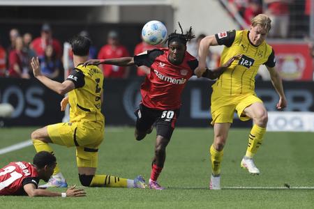 Leverkusen doma nestačil na Borussiu Dortmund. Rolf Vennenbernd/dpa via AP
