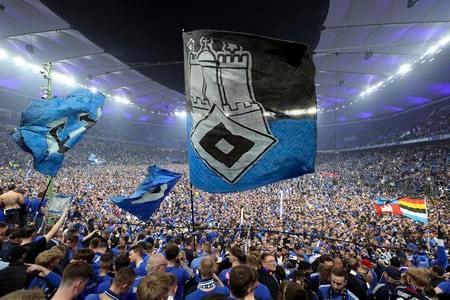 Fanúšikovia vnikli na trávnik po záverečnom hviezde, oslavy postupu Hamburgu do Bundesligy si vyžiadali zranených