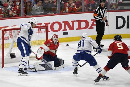 Útočník Toronta John Tavares strieľa na brankára Floridy Sergeja Bobrovského.