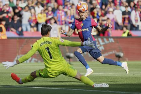 Barcelončan Raphinha prekonáva brankára Thibauta Courtoisa v šlágri španielske La Ligy Barcelona - Real Madrid 4:3.