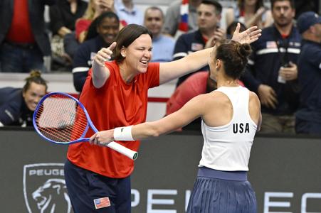 Kapitánka USA Lindsay Davenportová a Bernarda Perová sa tešia z postupu na finálový turnaj Pohára Billie Jean Kingovej.