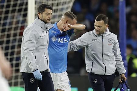 Stanislav Lobotka odchádza z ihriska v zápase Neapol - FC Janov.