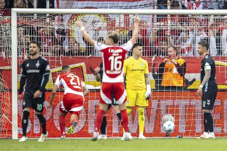 Futbalisti Unionu Berlín sa tešia z vyrovnávajúceho gólu na 2:2 do siete Brém, ktorý strelil László Bénes.