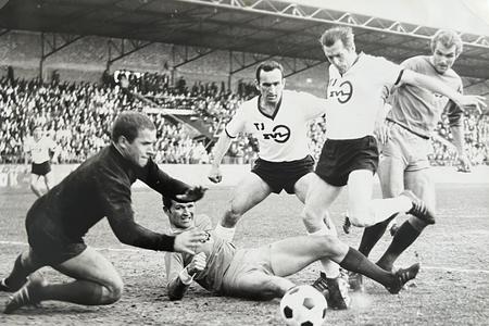 Štefan Slezák (tretí sprava) sleduje v zápase proti Dukle Praha zákrok brankára Iva Viktora.