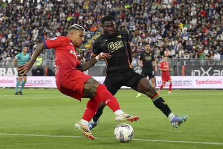Hráč Fiorentiny Dodo (vľavo) bojuje o loptu s Falim Candeom z Benátok v zápase talianskej ligy Serie A FC Benátky - ACF Fiorentina. Paola Garbuio/LaPresse via AP