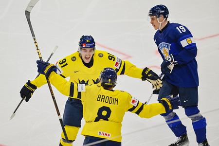 Jonas Brodin (8) oslavuje s Leom Carlssonom gól proti Fínom počas MS 2025 v Štokholme.